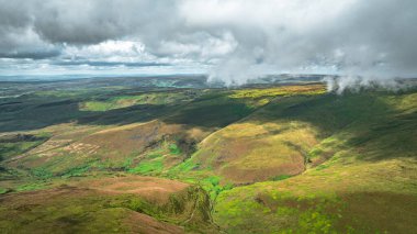 Yorkshire, İngiltere 'deki tepelerin ve tarlaların insansız hava aracı görüntüsü.