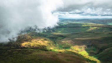Yorkshire, İngiltere 'deki tepelerin ve tarlaların insansız hava aracı görüntüsü.