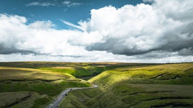 Yorkshire, İngiltere 'de kasvetli bir yaz gününde rüzgarlı yolların hava manzarası.