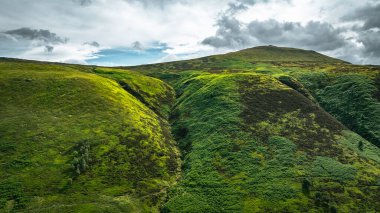 Yorkshire, İngiltere 'deki tepelerin ve tarlaların insansız hava aracı görüntüsü.