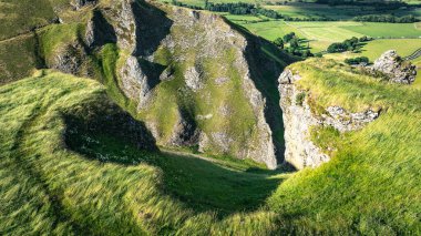 Yorkshire, Winnats Pass, İngiltere 'deki iki tepenin arasındaki virajlı yol.