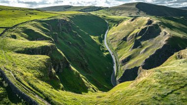 Yorkshire, Winnats Pass, İngiltere 'deki iki tepenin arasındaki virajlı yol.