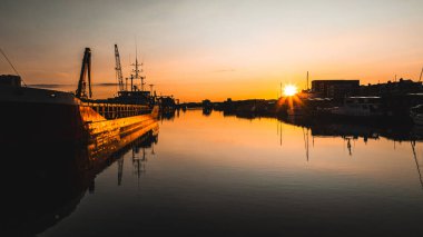 Günbatımında su yansımaları olan sakin ve sessiz bir tersane, Brighton ve Hove, Doğu Sussex, İngiltere