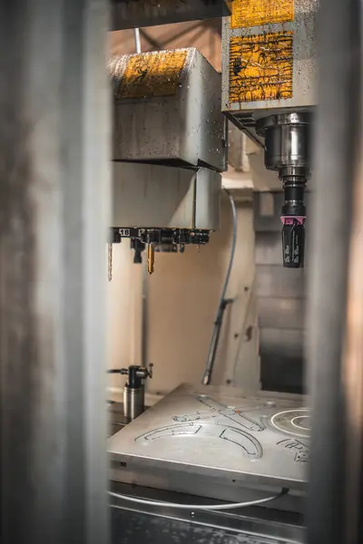 Cnc kapısı ürün değişimi için açık, görünür araçlar.