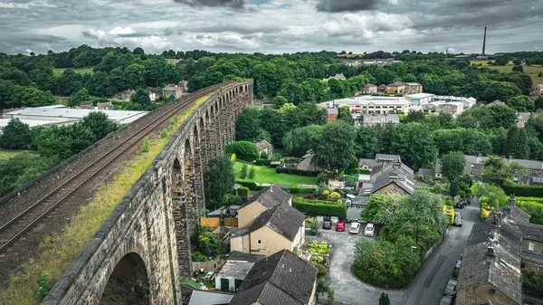 Yorkshire, Denby Dale, Huddersfield, İngiltere 'deki küçük bir kasabadan geçen bir viyadük.