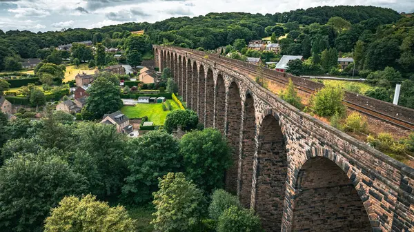 Yorkshire, Denby Dale, Huddersfield, İngiltere 'deki küçük bir kasabadan geçen bir viyadük.
