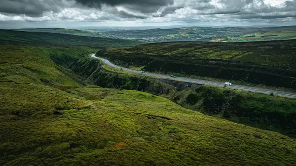 Yorkshire, İngiltere 'de kasvetli bir yaz gününde rüzgarlı yolların hava manzarası.
