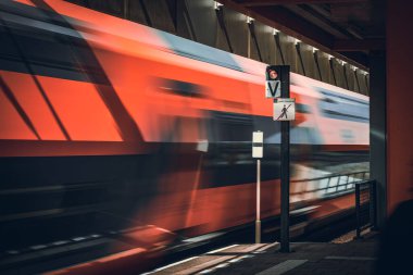 Hollanda 'daki platformlardan birinden yüksek hızlı tren geçiyor.