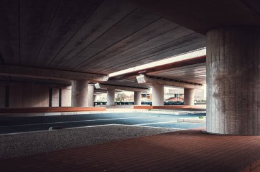 Köprünün altındaki park alanında Hollanda 'da birkaç sütun görünüyor.