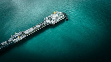 Soğuk ama berrak bir günde, Eastbourne, Doğu Sussex, İngiltere 'yi çevreleyen sakin suların bulunduğu Eastbourne rıhtımının havadan görüntüsü.