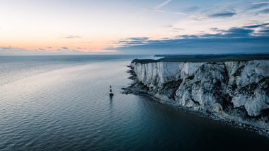 Beachy Head deniz feneri ve mavi sulardaki uçurumların havadan görünüşü, Beachy Head, Doğu Sussex, İngiltere