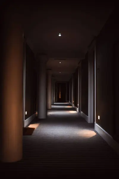 York, Yorkshire, İngiltere 'deki otel binasında uzun ve karanlık bir koridor.
