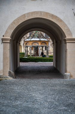 Varna, Bolzano, İtalya - 4 Ocak 2022: Kışın Novacella Manastırı.