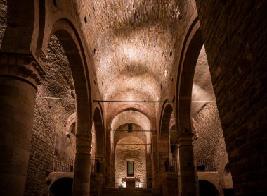 İtalya, Bevagna 'daki eski kilisenin içinde..