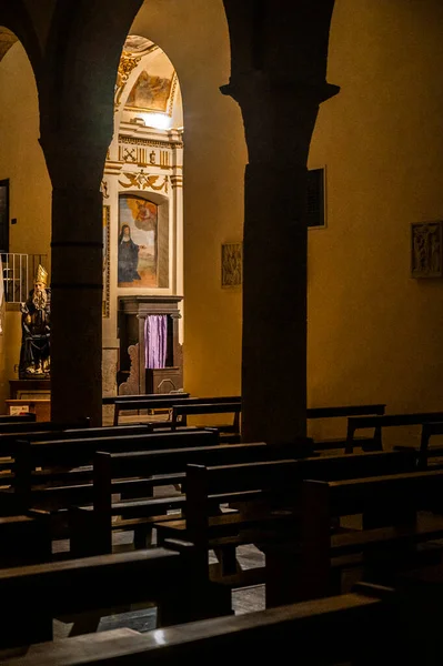 意大利Bevagna旧教堂的内部 — 图库照片