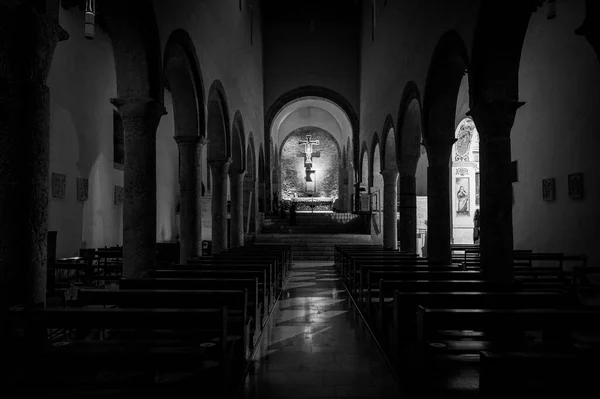意大利Bevagna旧教堂的内部 — 图库照片