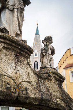 İtalya, Brunico 'daki güzel heykel manzarası. 