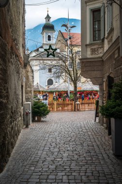 İtalya, Brunico - 4 Ocak 2022: Noel zamanı güzel şehir.