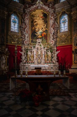 BRUNICO, İTALYA - 4 HAZİRAN 2022: Brunico, İtalya 'da kilise içi. 
