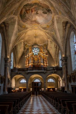 BRUNICO, İTALYA - 4 HAZİRAN 2022: Brunico, İtalya 'da kilise içi. 