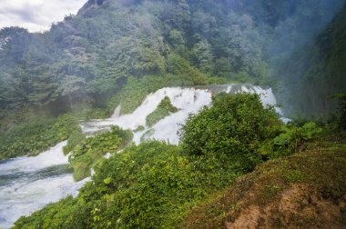 Cascata delle Marmore (Marmore Şelalesi), İtalya 'nın Umbria bölgesinde Terni yakınlarında bulunan antik Romalılar tarafından yapılmış bir şelaledir..