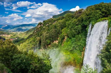 Cascata delle Marmore (Marmore Şelalesi), İtalya 'nın Umbria bölgesinde Terni yakınlarında bulunan antik Romalılar tarafından yapılmış bir şelaledir..