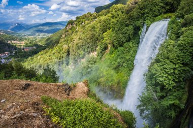 Cascata delle Marmore (Marmore Şelalesi), İtalya 'nın Umbria bölgesinde Terni yakınlarında bulunan antik Romalılar tarafından yapılmış bir şelaledir..