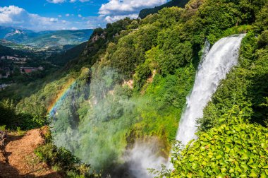 Cascata delle Marmore (Marmore Şelalesi), İtalya 'nın Umbria bölgesinde Terni yakınlarında bulunan antik Romalılar tarafından yapılmış bir şelaledir..