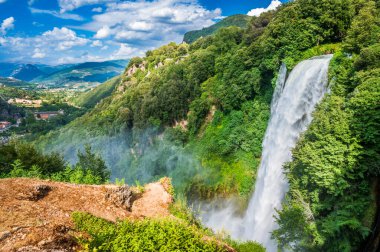 Cascata delle Marmore (Marmore Şelalesi), İtalya 'nın Umbria bölgesinde Terni yakınlarında bulunan antik Romalılar tarafından yapılmış bir şelaledir..