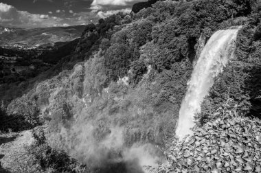 Cascata delle Marmore (Marmore Şelalesi), İtalya 'nın Umbria bölgesinde Terni yakınlarında bulunan antik Romalılar tarafından üretilen bir şelaledir..