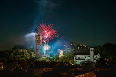 Renklerin patlaması. Cassacco, Friuli, İtalya 'da havai fişekler.