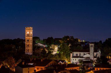 Cassacco Kalesi 'nin gece görüşü. Friuli. İtalya