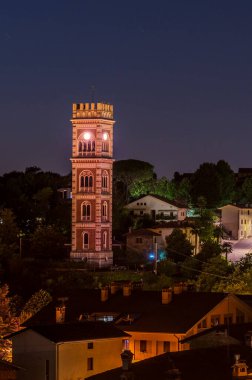 Cassacco Kalesi 'nin gece görüşü. Friuli. İtalya