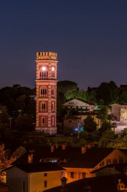 Cassacco Kalesi 'nin gece görüşü. Friuli. İtalya