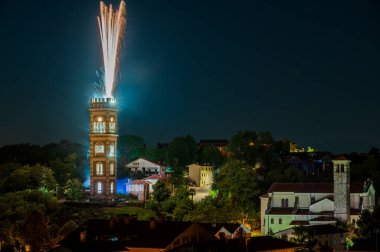 Renklerin patlaması. Cassacco, Friuli, İtalya 'da havai fişekler.