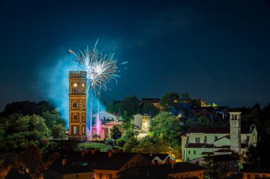 Renklerin patlaması. Cassacco, Friuli, İtalya 'da havai fişekler.