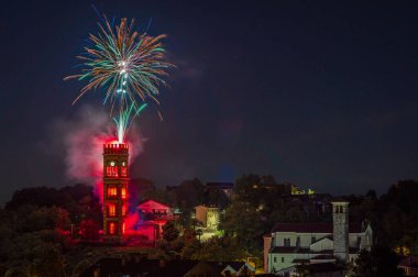 Renklerin patlaması. Cassacco, Friuli, İtalya 'da havai fişekler.