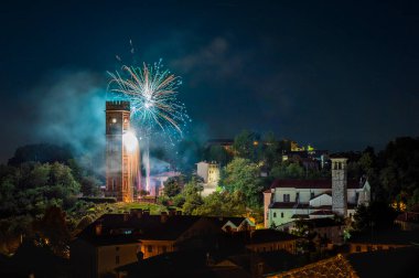 Renklerin patlaması. Havai fişekler. Cassacco Kalesi, Friuli, İtalya.