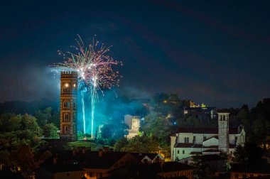 Renklerin patlaması. Havai fişekler. Cassacco Kalesi, Friuli, İtalya.