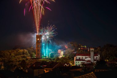 Renklerin patlaması. Havai fişekler. Cassacco Kalesi, Friuli, İtalya.