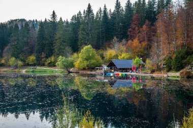 Göl ve dağlarla dolu güzel bir manzara.