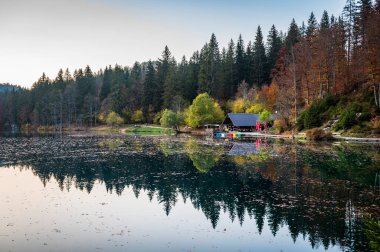 Göl ve dağlarla dolu güzel bir manzara.
