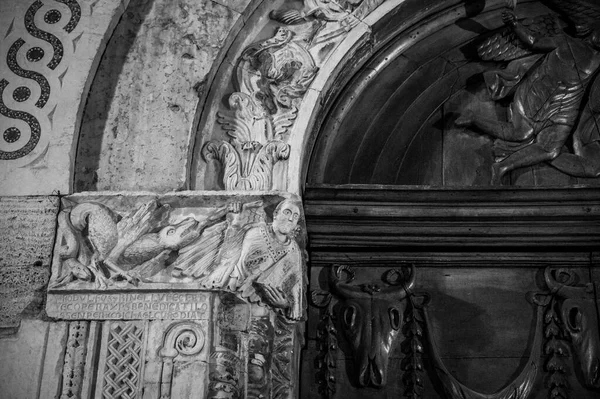 意大利Bevagna古寺的建筑细节 黑白分明 — 图库照片