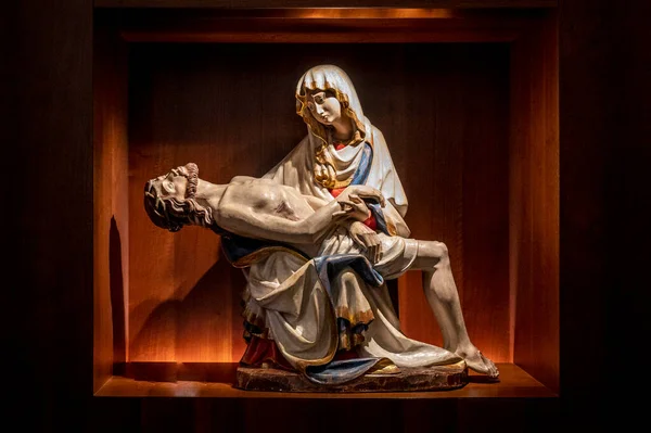 圣母玛利亚雕像 教堂里有耶稣 — 图库照片