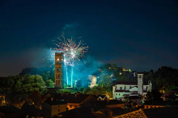 Renklerin patlaması. Havai fişekler. Cassacco Kalesi, Friuli, İtalya.