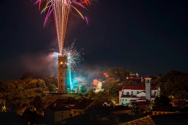 Renklerin patlaması. Havai fişekler. Cassacco Kalesi, Friuli, İtalya.