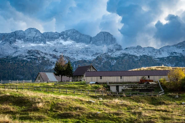 Beau Paysage Avec Montagnes Ciel Bleu — Photo