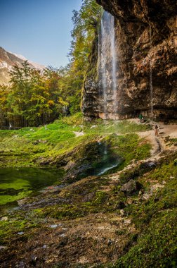 Dağlarda güzel bir şelale