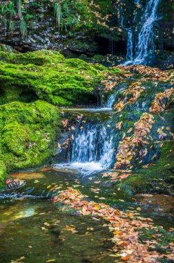 Dağlarda güzel bir şelale