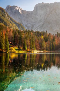 Güz mevsiminde güzel Fusine Gölleri, Friuli Venezia Giulia bölgesi, İtalya